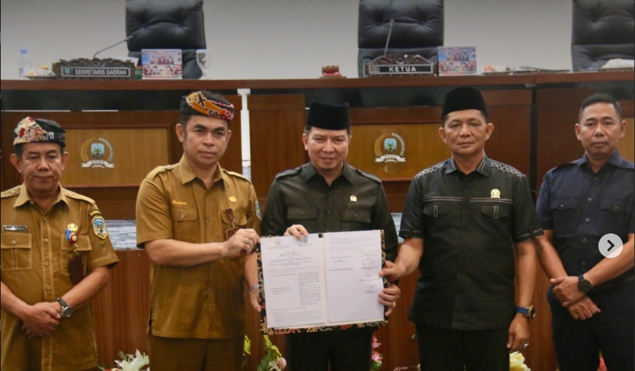 Rapat Peripurna Persetujuan Bersama Atas Rancangan Peraturan Daerah Tentang RUED